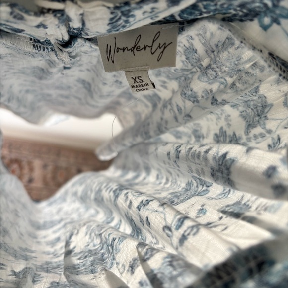 Coastal Blue and White Floral Sleeveless Top - Picture 5 of 7